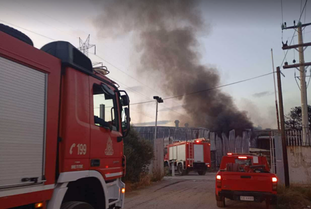 Σε εξέλιξη η φωτιά σε χώρο επιχείρησης στον Ασπρόπυργο, ενισχύθηκαν οι δυνάμεις στην περιοχή