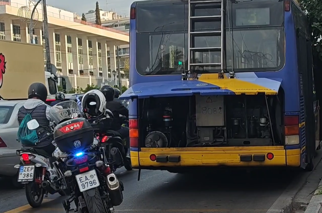 Αναστάτωση από μικρής έκτασης φωτιά σε τρόλεϊ στη Βασιλίσσης Σοφίας στο ύψος της Μαβίλη