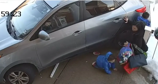 &Mu;&epsilon;&theta;&upsilon;&sigma;&mu;έ&nu;&eta; &omicron;&delta;&eta;&gamma;ό&sigmaf; έ&pi;&epsilon;&sigma;&epsilon; &pi;ά&nu;&omega; &sigma;&epsilon; &mu;&eta;&tau;έ&rho;&alpha; &mu;&epsilon; &tau;&alpha; &delta;ύ&omicron; &pi;&alpha;&iota;&delta;&iota;ά &tau;&eta;&sigmaf; έ&xi;&omega; &alpha;&pi;ό &nu;&eta;&pi;&iota;&alpha;&gamma;&omega;&gamma;&epsilon;ί&omicron; &sigma;&tau;&omicron; &Nu;&iota;&omicron;ύ &Tau;&zeta;έ&rho;&sigma;&epsilon;ϊ, &delta;&epsilon;ί&tau;&epsilon; &beta;ί&nu;&tau;&epsilon;&omicron;