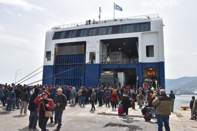 ΣΥΝΕΧΙΖΕΤΑΙ Ο ΑΠΟΚΛΕΙΣΜΟΣ ΤΟΥ ΛΙΜΑΝΙΟΥ ΤΗΣ ΜΥΤΙΛΗΝΗΣ ΑΠΟ ΚΤΗΝΟΤΡΟΦΟΥΣ, ΔΕΝ ΕΠΕΤΡΕΨΑΝ ΤΗΝ ΑΠΟΒΙΒΑΣΗ ΦΟΡΤΗΓΩΝ ΑΠΟ ΤΟ «BLUE STAR PATMOS»