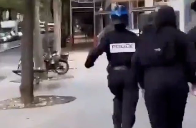 Σάλος στη Γαλλία για τον ξυλοδαρμό γυναίκας αστυνομικού από νεαρούς διαδηλωτές εν μέσω των μαθητικών διαδηλώσεων, δείτε βίντεο