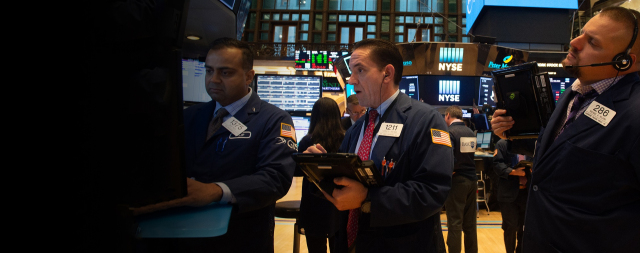 Wall Street: Ο Dow λύγισε στο φινάλε, ο Nasdaq «φρέναρε» από τις ρευστοποιήσεις στους ημιαγωγούς