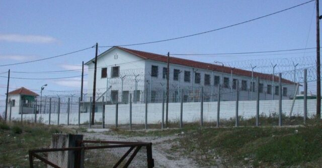 Επεισόδια στις φυλακές Κασσαβέτειας: Κρατούμενοι επιτέθηκαν σε φρουρούς, έσπασαν τζάμια και άναψαν φωτιές