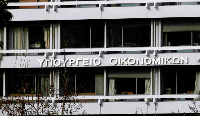 Διαμαρτυρία ιδιοκτητών συνεργείων στο ΥΠΟΙΚ