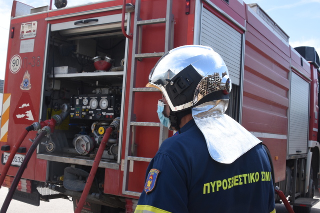 Φωτιά σε αυτοκίνητο στο κέντρο της Αθήνας, καθυστερήσεις στην κυκλοφορία | Επικαιρότητα στο LivePress.gr