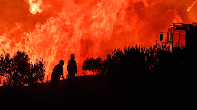 Πυρομετεωρολόγος εξηγεί γιατί ο καύσωνας ευνοεί τόσο πολύ τις φωτιές - Το πλεονέκτημα με τις νύχτες που πλέον έχει χαθεί