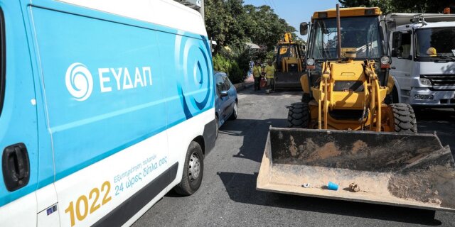 Κλειστές δύο λωρίδες στη λεωφόρο Αθηνάς στη Βουλιαγμένη λόγω καθίζησης οδοστρώματος