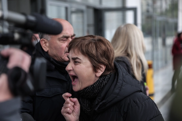 Ελένη Τοπαλούδη: Νέα διακοπή στη δίκη για το βιασμό και τη δολοφονία της - «Ντροπή, ντροπή», ξέσπασε η μητέρα της