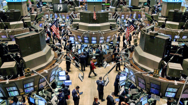 Wall Street: Στο κόκκινο οι δείκτες, ξεπούλημα στις μετοχές AI και ανησυχία για τη Fed μετά τον πληθωρισμό 