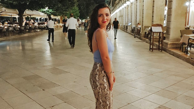 &Sigma;&tau;&eta; &phi;&upsilon;&lambda;&alpha;&kappa;ή &omicron; 24&chi;&rho;&omicron;&nu;&omicron;&sigmaf; &pi;&omicron;&upsilon; &pi;&alpha;&rho;έ&sigma;&upsilon;&rho;&epsilon; &kappa;&alpha;&iota; &sigma;&kappa;ό&tau;&omega;&sigma;&epsilon; &tau;&eta;&nu; 27&chi;&rho;&omicron;&nu;&eta; &sigma;&tau;&eta;&nu; &Theta;&epsilon;&sigma;&sigma;&alpha;&lambda;&omicron;&nu;ί&kappa;&eta;: &laquo;&Eta; &psi;&upsilon;&chi;ή &tau;&eta;&sigmaf; &kappa;ό&rho;&eta;&sigmaf; &mu;&omicron;&upsilon; &zeta;&eta;&tau;ά&epsilon;&iota; &delta;&iota;&kappa;&alpha;&iota;&omicron;&sigma;ύ&nu;&eta;&raquo;, &epsilon;ί&pi;&epsilon; &eta; &mu;&eta;&tau;έ&rho;&alpha; &tau;&eta;&sigmaf;