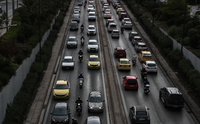Τροχαίο στο ύψος της Αγίας Παρασκευής, συγκρούστηκαν λεωφορείο με ΙΧ