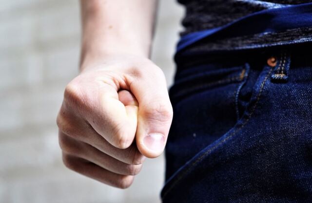 ΣΟΒΑΡΟ ΕΝΔΟΟΙΚΟΓΕΝΕΙΑΚΟ ΕΠΕΙΣΟΔΙΟ ΣΤΟ ΗΡΑΚΛΕΙΟ ΜΕ ΕΝΑΝ ΤΡΑΥΜΑΤΙΑ, ΠΙΑΣΤΗΚΑΝ ΣΤΑ ΧΕΡΙΑ ΓΑΜΠΡΟΣ ΚΑΙ ΚΟΥΝΙΑΔΟΣ