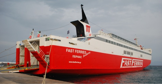 Μηχανική βλάβη στο «Fast Ferries Andros» στο λιμάνι της Μυκόνου