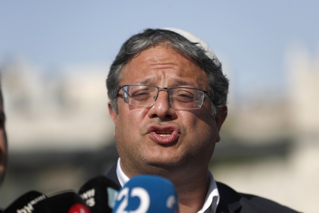 ΜΕ ΗΧΗΤΙΚΑ ΜΗΝΥΜΑΤΑ ΣΤΟΥΣ ΙΣΡΑΗΛΙΝΟΥΣ Ο ΑΚΡΟΔΕΞΙΟΣ ΕΤΑΙΡΟΣ ΤΟΥ ΝΕΤΑΝΙΑΧΟΥ ΠΑΝΗΓΥΡΙΖΕΙ ΓΙΑ ΤΗ ΘΑΝΑΤΙΚΗ ΠΟΙΝΗ ΣΤΟΥΣ ΠΑΛΑΙΣΤΙΝΙΟΥΣ