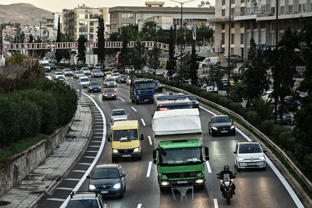 Ακινητοποιημένο φορτηγό στην Εθνική οδό Αθηνών - Λαμίας, στο ύψος του κόμβου Τατοΐου