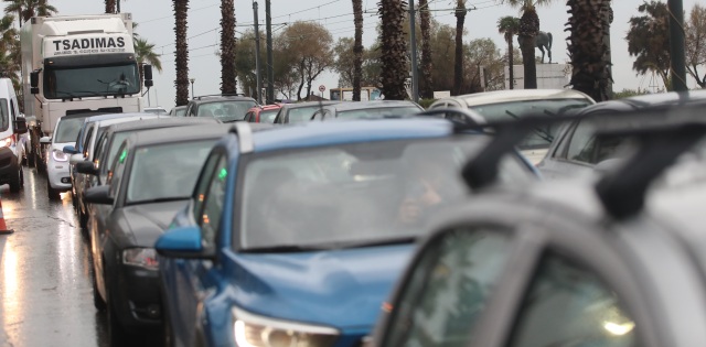 Μπουλντόζα έφυγε πάνω από νταλίκα που «δίπλωσε» στη λεωφ. Βουλιαγμένης | Επικαιρότητα στο PlusTV.gr