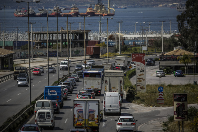 Σκαραμαγκάς: Τροχαίο στη Λεωφόρο Σχιστού με σύγκρουση φορτηγών