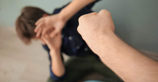 ΕΝΑΣ ΑΝΗΛΙΚΟΣ ΚΑΙ Ο ΑΔΕΡΦΟΣ ΤΟΥ ΧΤΥΠΗΣΑΝ ΚΑΙ ΕΚΒΙΑΖΑΝ 15ΧΡΟΝΟ ΣΤΟΝ ΒΟΛΟ ΓΙΑ ΕΝΑ LIKE