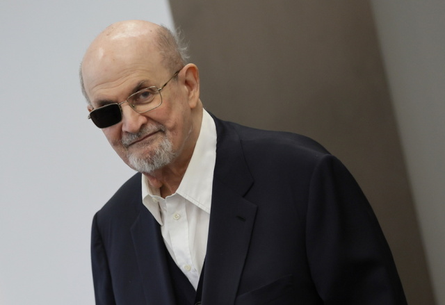 Ποινή 25 ετών στον άνδρα που μαχαίρωσε τον Σαλμάν Ρούσντι