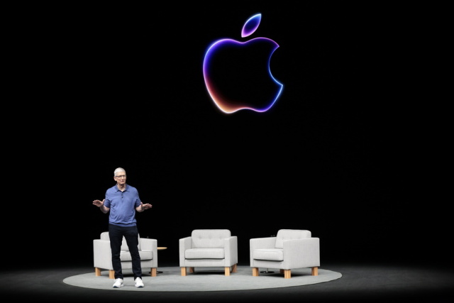 Apple: &Beta;ά&zeta;&epsilon;&iota; &tau;&eta;&nu; &tau;&epsilon;&chi;&nu;&eta;&tau;ή &nu;&omicron;&eta;&mu;&omicron;&sigma;ύ&nu;&eta; &sigma;&tau;&alpha; iPhone &mu;έ&sigma;&omega; &tau;&omicron;&upsilon; ChatGPT - Ό&lambda;&epsilon;&sigmaf; &omicron; &alpha;&lambda;&lambda;&alpha;&gamma;έ&sigmaf; &pi;&omicron;&upsilon; &alpha;&nu;&alpha;&kappa;&omicron;ί&nu;&omega;&sigma;&epsilon;
