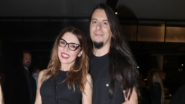 «Έχουμε επέτειο αλλά πήγε με τον Μαραντίνη, θα γλιτώσω το εστιατόριο»: Το χιουμοριστικό τραγούδι του συζύγου της Ευριδίκης για τα 11 χρόνια γάμου τους