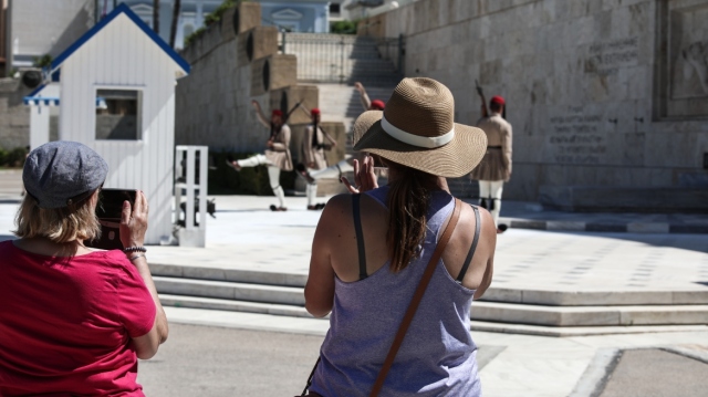 Καιρός: Επιμένουν και σήμερα η ζέστη και τα μελτέμια - Υψηλός κίνδυνος πυρκαγιάς σε 8 περιοχές