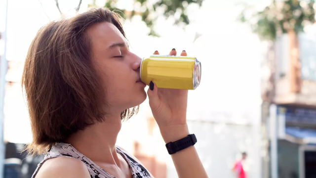 Πρόταση για αύξηση φόρων σε ζαχαρούχα ποτά, αλκοόλ και καπνό 50% από τον ΠΟΥ