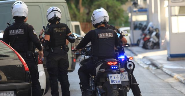 Επεισοδιακή σύλληψη απατεώνων στη Λάρισα, προσπάθησαν να εμβολίσουν μηχανή αστυνομικών | Επικαιρότητα στο LivePress.gr