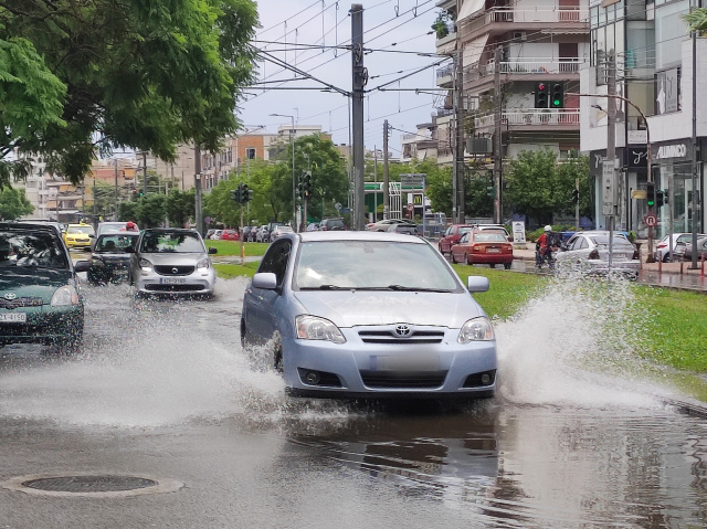 Kαιρός: Καταιγίδες σήμερα στα βορειοδυτικά, πιο δύσκολη ημέρα η Πέμπτη - Kαλοκαιρινές θερμοκρασίες στην υπόλοιπη χώρα
