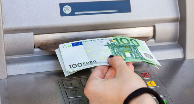 ΟΠΕΚΑ: Ποιοι δικαιούνται επίδομα έως 3.500 ευρώ