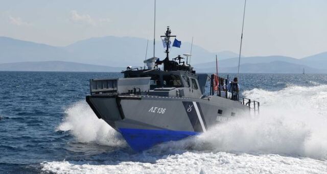 Καταδίωξη στο Φαρμακονήσι: Διακινητές αποβίβασαν 22 μετανάστες και συνελήφθησαν από τις αρχές