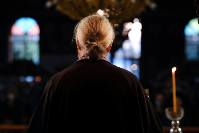 ΣΕ ΔΙΚΗ ΑΡΧΙΜΑΝΔΡΙΤΗΣ ΚΑΙ ΠΡΩΗΝ ΙΕΡΕΑΣ ΣΤΗ ΘΕΣΣΑΛΟΝΙΚΗ ΓΙΑ ΑΠΑΤΗ 1,3 ΕΚΑΤ. ΕΥΡΩ: ΠΙΣΤΟΣ ΚΑΤΕΘΕΣΕ ΟΤΙ ΤΟΥ ΕΤΑΞΑΝ ΘΕΣΗ ΣΤΗ ΜΗΤΡΟΠΟΛΗ ΓΙΑ ΝΑ ΤΟΥΣ ΔΩΣΕΙ ΛΕΦΤΑ