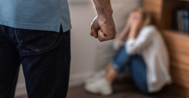Πύργος: Πρώην σύντροφος 36χρονης επιτέθηκε με ρόπαλα σε εκείνη και τον πατέρα της, αναζητούνται δύο 26χρονοι