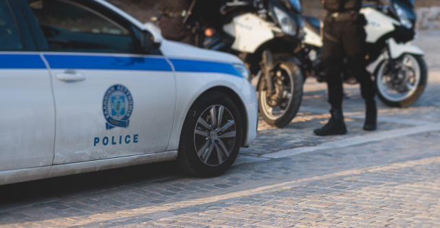 AΣΤΥΝΟΜΙΚΗ ΕΠΙΧΕΙΡΗΣΗ ΣΕ ΑΣΠΡΟΠΥΡΓΟ ΚΑΙ ΜΑΝΔΡΑ ΜΕ 9 ΣΥΛΛΗΨΕΙΣ, ΞΗΛΩΘΗΚΑΝ ΚΑΛΩΔΙΑ ΓΙΑ ΡΕΥΜΑΤΟΚΛΟΠΗ