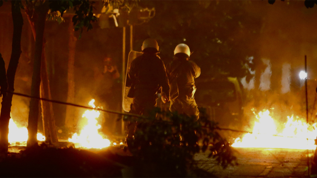 Επεισόδια σε Αθήνα και Θεσσαλονίκη μετά την πορεία για τον Γρηγορόπουλο – Μολότοφ, χημικά και φωτιές σε κάδους