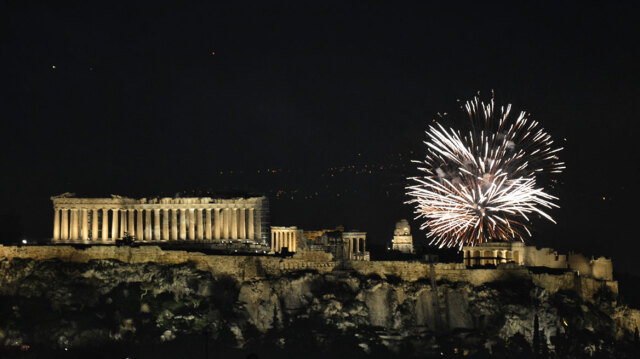 Η Ελλάδα γιόρτασε  την αλλαγή του χρόνου – Με πυροτεχνήματα και γιορτές μπήκε το 2025, δείτε φωτογραφίες και βίντεο