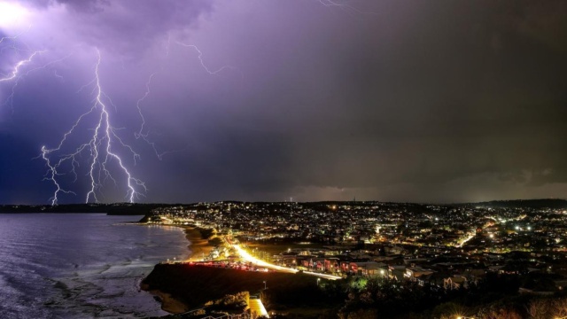 Χωρίς ηλεκτρικό ρεύμα δεκάδες χιλιάδες κάτοικοι στην Αυστραλία λόγω της κακοκαιρίας