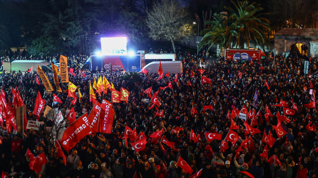 Χιλιάδες διαδηλωτές στην Κωνσταντινούπολη στο πλευρό του Ιμάμογλου - Δείτε βίντεο