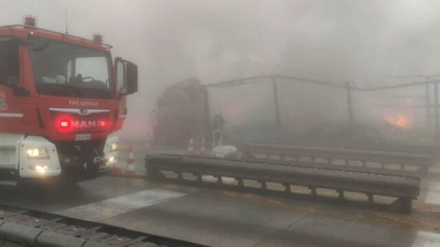 Τραγωδία με δύο νεκρούς στην Εγνατία - Φορτηγό συγκρούστηκε με ΙΧ, έπεσε στα διόδια Πολυμύλου και τυλίχτηκε στις φλόγες