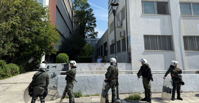 Αστυνομικές δυνάμεις ερευνούν αν σημειώθηκε ανακατάληψη στον χώρο που εκκένωσαν το πρωί στο ΑΠΘ