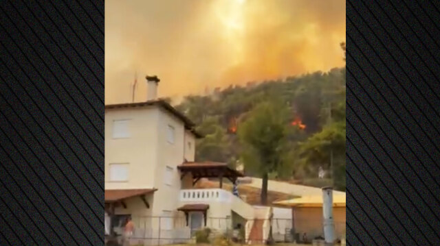 Μεγάλη φωτιά καίει πευκοδάσος στη Βουρβουρού Χαλκιδικής - Μήνυμα του 112 στους κατοίκους για απομάκρυνση, δείτε βίντεο