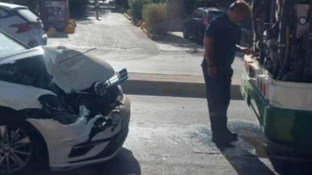 Αποκαταστάθηκε η κυκλοφορία στον δρόμο μετά από την σύγκρουση λεωφορείου με αυτοκίνητο στη λεωφόρο Αχαρνών
