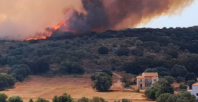 Σε ύφεση η φωτιά στην Κεφαλονιά