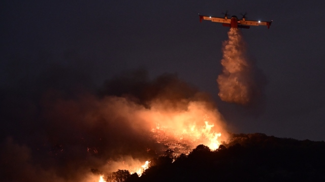 Η ηρωική πτήση πιλότου Canadair που έκανε νυχτερινή ρίψη νερού στην Κερατέα - Βίντεο και φωτογραφίες
