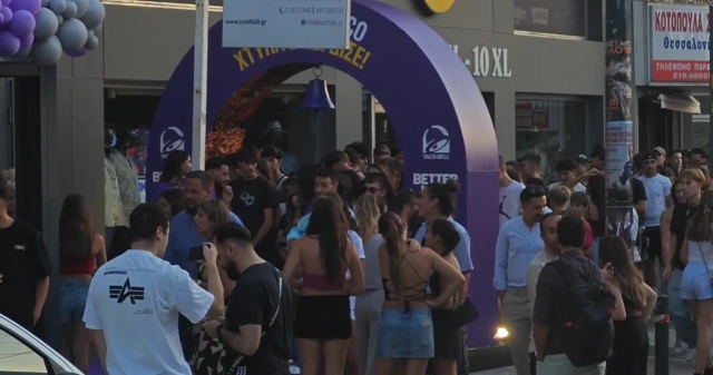 Χαλάνδρι: Πάνω από 300 μέτρα η ουρά σε εγκαίνια αλυσίδας fast food - Δείτε βίντεο