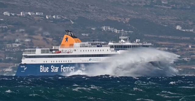 Η μάχη του Blue Star Naxos με τα άγρια κύματα - Δείτε βίντεο