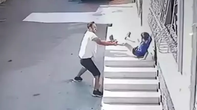 Άνδρας κυνηγά 7χρονο αγόρι στην Τουρκία, το χτυπάει και το πετάει στο έδαφος από ύψος - Σκληρό βίντεο από τη στιγμή της επίθεσης