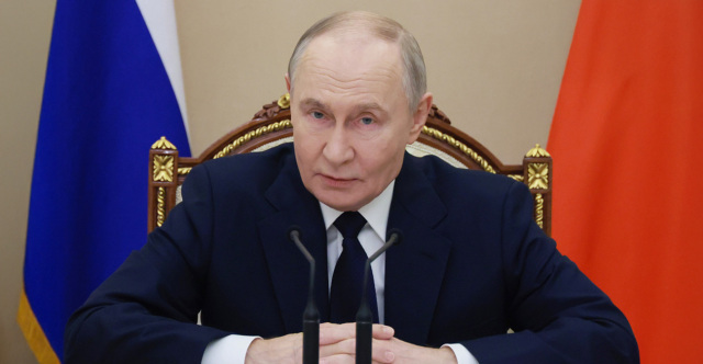 Bloomberg: &Omicron; &gamma;&alpha;&mu;&pi;&rho;ό&sigmaf; &tau;&omicron;&upsilon; &Tau;&rho;&alpha;&mu;&pi; &kappa;&alpha;&iota; o &Sigma;&tau;&iota;&beta; &Gamma;&omicron;&upsilon;ί&tau;&kappa;&omicron;&phi; &sigma;&chi;&epsilon;&delta;&iota;ά&zeta;&omicron;&upsilon;&nu; &nu;&alpha; &sigma;&upsilon;&nu;&alpha;&nu;&tau;&eta;&theta;&omicron;ύ&nu; &mu;&epsilon; &tau;&omicron;&nu; &Pi;&omicron;ύ&tau;&iota;&nu; &sigma;&tau;&eta; &Mu;ό&sigma;&chi;&alpha;