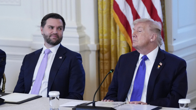 Wall Street Journal: &Omicron; &Tau;&rho;&alpha;&mu;&pi; &kappa;&lambda;ί&nu;&epsilon;&iota; &pi;&rho;&omicron;&sigmaf; &tau;&eta;&nu; &sigma;&tau;&rho;&alpha;&tau;&iota;&omega;&tau;&iota;&kappa;ή &epsilon;&pi;&iota;&lambda;&omicron;&gamma;ή, &omicron; &Beta;&alpha;&nu;&sigmaf; &pi;&rho;&omicron;&kappa;&rho;ί&nu;&epsilon;&iota; &tau;&eta; &delta;&iota;&pi;&lambda;&omega;&mu;&alpha;&tau;ί&alpha; - 648 &nu;&epsilon;&kappa;&rho;&omicron;ί, &pi;ά&nu;&omega; &alpha;&pi;ό 100 ώ&rho;&epsilon;&sigmaf; &chi;&omega;&rho;ί&sigmaf; Ί&nu;&tau;&epsilon;&rho;&nu;&epsilon;&tau; &eta; &chi;ώ&rho;&alpha;