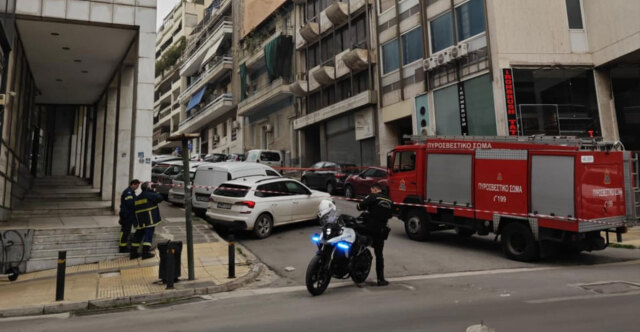 ΚΛΕΙΣΤΗ Η ΟΔΟΣ ΑΡΚΑΔΙΑΣ ΣΤΗ ΜΕΣΟΓΕΙΩΝ ΛΟΓΩ ΚΙΝΔΥΝΟΥ ΠΤΩΣΗΣ ΥΑΛΟΠΙΝΑΚΑ ΑΠΟ ΚΤΙΡΙΟ, ΣΤΟ ΣΗΜΕΙΟ Η ΠΥΡΟΣΒΕΣΤΙΚΗ